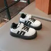 2024 Novos Tênis de Skate Infantis para Meninos e Meninas com Velcro Tênis Esportivos Preto Branco Rosa Color Block Solado Macio Antiderrapante Casual Calçados Infantis
