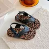 Sandalias Chanclas Infantiles Estilo Coreano 2026 Modelo Nuevo de Verano para Niñas, Zapatos de Playa Planos Casuales con Estampado de Leopardo para Uso al Aire Libre