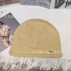 Gorro casual estiloso estilo coreano com logo de metal, elegante e versátil, faz o rosto parecer menor, cool e estiloso, perfeito para outono e inverno