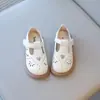 Zapatos de piel para niñas, nuevo estilo primavera/verano 2026, zapatos de princesa de suela blanda para bebés y preescolares, color liso, zapatos casuales estilo coreano.