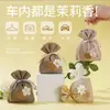 Bolsitas perfumadas de gardenia para armarios, eliminan los olores y dejan una fragancia duradera. Estos sobres de origen vegetal son adecuados para todas las estaciones, eliminan eficazmente los olores desagradables y proporcionan un aroma sutil y agradable.. También se pueden usar como ambientadores de coche o piezas decorativas