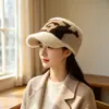 Gorra de felpa cálida de pico de pato para otoño e invierno para mujer, estiliza el rostro, versátil, moderna, para circunferencia de cabeza grande, gorro de punto, venta al por mayor de moda