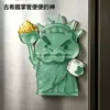 Crayon Shin-chan Chorba Zouemon Pegatina Magnética de Acrílico para Refrigerador - Estatua de la Libertad Cerdo Decoración para Refrigerador del Hogar