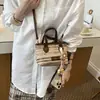 Bolso Cruzado de Mano para Playa de Ocio Vacacional Transfronterizo para Mujer Verano 2026 Nuevo Bolso Tejido de Paja Bolso de Hombro Tipo Cubo