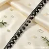 El fabricante vende cintas hechas a mano con cuentas, encaje tejido con cuentas y accesorios para prendas de vestir para vestidos cheongsam.