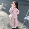 Conjunto de sudadera con capucha de estilo deportivo casual para niñas, nuevo atuendo versátil de tres piezas para la moda de otoño, ropa elegante para niñas