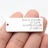 50x20x1.6mm 10.2g Colgante Pequeño de Plata Antigua Placa con Nombre en Inglés Valiente Fuerte