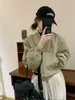 Chaqueta de béisbol minimalista y elegante para otoño, corta y casual, versátil para figuras petite, con cuello alto, diseño estilo coreano y un look favorecedor y chic.