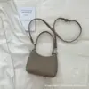 Bolsa Tote Tecida de Moda Transfronteiriça para Mulheres 2026 Nova Versátil Grande Capacidade para o Dia a Dia Ombro Transversal Simples Tendência