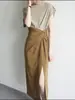 Camiseta de Manga Corta con Cuello de Una Línea Color Granate Aspecto Adelgazante y Clavícula Expuesta Elegante Moderna Chic Top Verano Nuevo Textura de Alta Gama