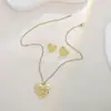 Exquisito juego europeo y americano de lujo creativo irregular de hojas geométricas poligonales con textura de flores de amor, aretes y collar