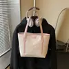 Bolso tote moderno y práctico de gran capacidad con un diseño de dibujos animados en relieve, un nuevo y elegante bolso de hombro y un bolso tipo cubo adecuado para estudiantes universitarios.