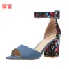 Liu Fu punto nuevo moda europea y americana talla grande bordado tacón grueso sandalias de mujer comercio exterior mujer hebilla sandalias de tacón alto
