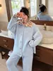 Pijama de medio forro polar para otoño e invierno para mujer, engrosado y cálido, con un elegante diseño de cárdigan, que ofrece una sensación lujosa y puede usarse como ropa exterior, lo que los convierte en ropa de estar cómoda y suave.