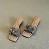 Primer Encuentro Temporada 2026 Nuevas Sandalias Cuadradas de Verano Estilo Francés Impresionantes con Falda, Chanclas de Punta Abierta de Tacón Grueso con Pedrería de Alta Gama
