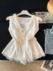 Elegante camisola con ribete de encaje y escote en V con amarre para mujer, diseño de verano 2026, estilo puro y seductor, top sin mangas