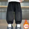 Calças de Lã Forradas para Crianças Jeans para Meninos Outono Inverno 2026 Novo Estilo Coreano Macacão de Lã para Meninos Calças Retas de Lã