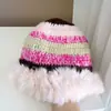 Sombrero de Pescador Rayado de Patchwork de Felpa de Diseñador para Mujer Otoño e Invierno Combinación Perfecta que Favorece el Rostro Pequeño Cálido Protección para los Oídos Sombrero de Punto de Moda