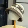 Gorro de lana tejido con bloqueo de color color dopamina estilo Fair Isle para mujer, sombrero de pescador cálido para otoño e invierno que protege las orejas, sombrero tipo cubo adelgazante
