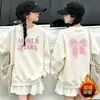 Roupa Infantil Meninas Outono Inverno Plus Veludo Novo Estilo Gatinho Espiando Tendência Cool Roupa Infantil Esportiva Versátil Moletom Crianças Médias e Grandes Top Tendência