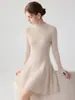 Elegante y estiloso vestido de punto 100% cachemir puro para mujer, de cuello semi-alto, longitud media, corte ajustado, que ciñe la cintura, adelgazante.