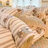 Conjunto de cama de quatro peças em veludo de leite espesso grau A, capa de edredom e lençol de cama de fleece de coral para inverno, design de desenho animado, adequado para dormitórios estudantis, conjunto de três peças
