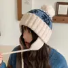 Chapéu de Tricô Jacquard Color Block Estilo Fair Isle Retrô com PomPom para Mulheres, Tendência de Inverno Chapéu Espesso com Cadarço e Orelhas, Chapéu Puxar Frio