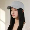 Gorra con Bordado de Letras para Mujer Estilo Nuevo Primavera y Verano 2026 Gorra de Béisbol a la Moda Versátil Protector Solar Adelgazante