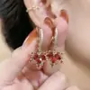 TikTok Mesmo Estilo Micro-incrustado Vermelho Maple Leaf Orelha Fivela Novo Estilo Elegante Retro Brincos Moda Simples Internet Brincos de Celebridades para Mulheres