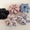 Scrunchie de Cetim Perolado Estilo Coreano com Strass e Pregas, Alto Valor Estético, Acessório Versátil para Prender o Cabelo
