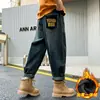 Z1083 peça única veludo-início Yang crianças 2023 outono e inverno novo crianças médias e grandes moda personalidade bonito jeans meninos