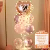 Decoración del Día de San Valentín con globos de columna flotante para eventos festivos en centros comerciales, creando una atmósfera romántica