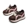 Venda Quente Retro Viagem Mostra Pés Pequenos Sapatos de Pai Mulheres 2026 Outono Novo Venda Quente Sola Grossa Aumenta Altura Casual Sapatos Brancos