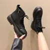 2026 Botas de Tornozelo para Motocicleta Estilo Britânico Pretas Versáteis Primavera Outono Retro Zíper Lateral Novas Sola Grossa Botas Martin Aumento de Altura Feminino