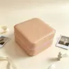 Popular en Europa y América, joyero compacto y portátil, caja de almacenamiento de accesorios de cuero, bolsa de almacenamiento antioxidante para pendientes, colgantes y anillos