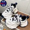 Zapatos de papá de moda de venta caliente europea con letra M para mujer, nuevo modelo de verano 2026, transpirables de malla, de aumento de altura, versátiles, casuales