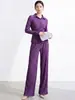 Conjunto feminino de outono com toque de luxo, apresentando uma jaqueta-camisa de manga longa que afina a cintura e calças retas com textura fluida, conjunto de duas peças