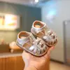 Sapatos Femininos com Laço de Lantejoula Cor Sólida Vazado Bico Fechado Ninho de Pássaro Verão 2025 Novas Sandálias de Praia para Meninas