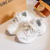 Tênis Casuais Respiráveis de Malha para Meninas 2026 Primavera/Outono Novos Sapatos Confortáveis de Solado Macio para Crianças Tênis Esportivos para Corrida Tendência