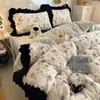 Es esponjoso y muy cálido~ El juego de cama de terciopelo de leche de cuatro piezas está engrosado para el calor del invierno, y la funda de edredón de terciopelo de coral es ropa de cama Clase A