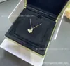 Colar Borboleta Mini V Gold Van Cleef, Banhado a Ouro 18K, Madrepérola Branca, Bracelet, Brincos e Corrente para Clavícula de Borboleta Luxuosos e Sofisticados