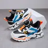 Sapatos Infantis 2026 Outono Novo Estilo para Crianças de Meia-Idade e Mais Velhas Meninos Fivela Giratória Malha Superfície de Couro Tênis de Corrida Sapatos Esportivos Infantis