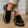 Sapatos pequenos de couro de um passo para todas as estações femininos 2026 primavera novo estilo britânico de sola grossa mocassins plataforma sapatos de salto único femininos