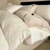 Juego de ropa de cama de cuatro piezas engrosado, cálido, de vellón de leche para invierno, diseñado para retener el calor, que incluye sábana plana, funda de edredón y sábana bajera, creando una atmósfera lujosa y sofisticada para el dormitorio principal