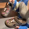 Zuecos cerrados para mujer para uso en casa, pantuflas de verano antideslizantes para baño, de suela suave, ligeros, se pueden usar afuera, pantuflas para hombre
