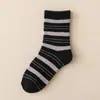 Calcetines Rayados de Color Contrastante para Mujer en Otoño e Invierno, Calcetines de Felpa Resistentes al Frío y Cálidos, Calcetines de Media Pantorrilla Suaves y Engrosados, Calcetines Versátiles para Mujer