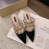 Novidade Primavera e Verão 2026 Mules Elegantes de Salto Alto com Tachas, Salto Grosso e Bico Fino para Uso Diário Casual Feminino
