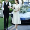 Vestido Branco de Manga Bufante Linha A para Mulheres, Vestido de Casamento de Comprimento Médio com Decote V e Visual Elegante, Adequado para Uso Diário como um Vestido de Noite