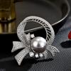 Broche de fita elegante de luxo de alta qualidade leve incrustado Flash Diamond Pearl Corsage High-end Pin Acessórios