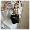 Moda nueva de verano, diseño simple de nicho, bandolera de moda para mujer, bolso cruzado con estilo transfronterizo, bolso tipo cubo para hombro de uso diario